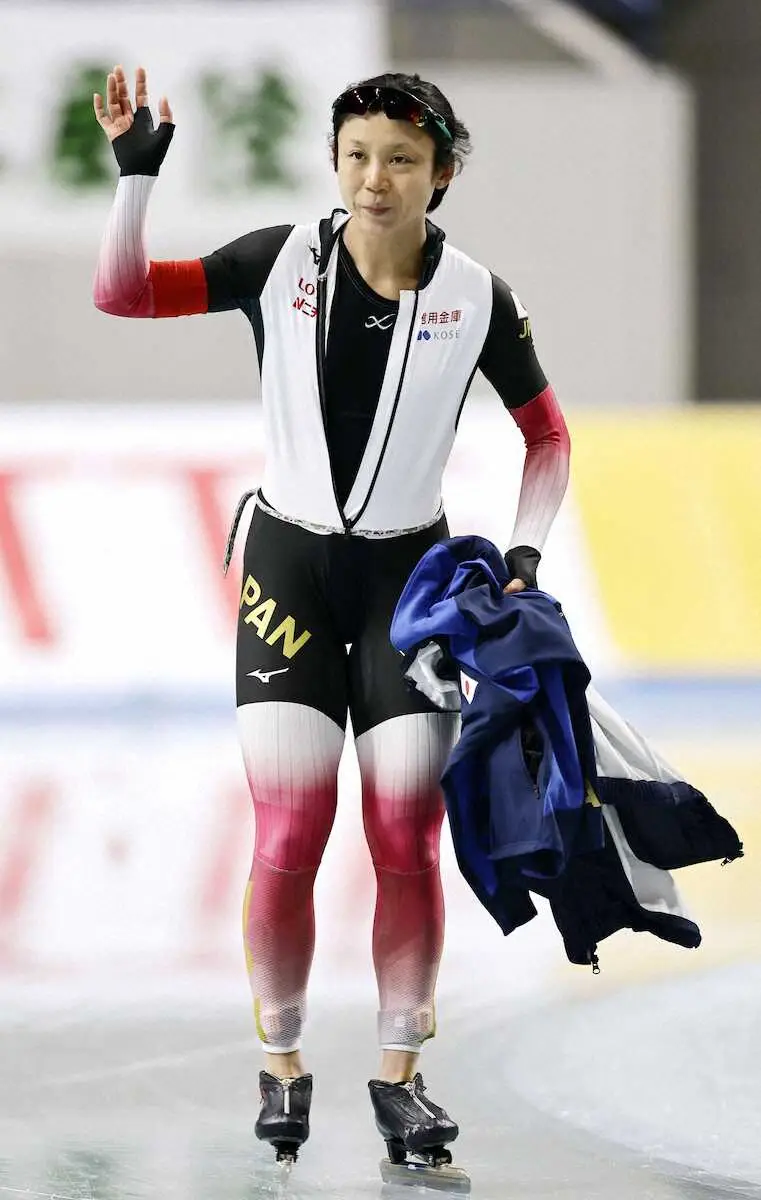 【画像・写真】女子1500メートルで優勝し、観客に手を振る高木美帆
