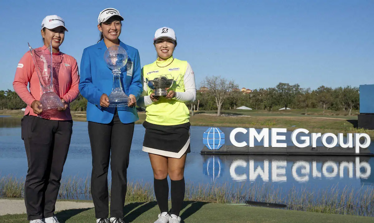 【画像・写真】記念写真に納まる（左から）新人賞の西郷真央、優勝したジーノ・ティティクル、ベアトロフィーを獲得した古江彩佳＝ティブロンGC（AP）