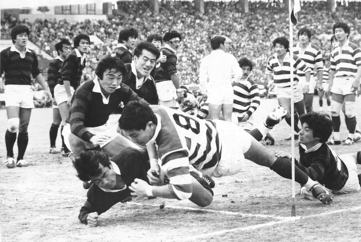 【画像・写真】81年、明大・河瀬（背番号8）はインゴールに飛び込んだが判定はノートライ