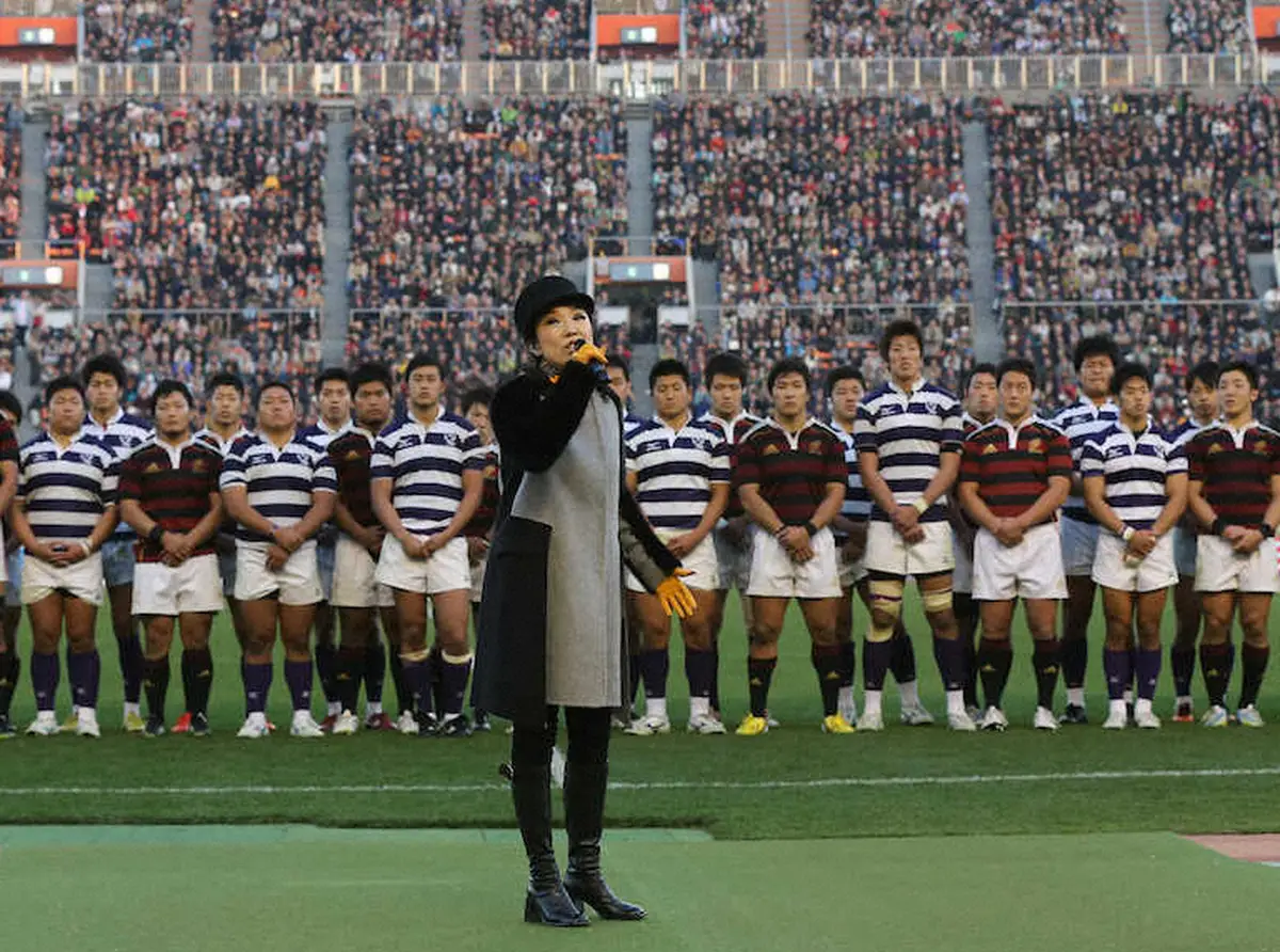 【画像・写真】13年の試合後、松任谷由実が「ノーサイド」を両校フィフティーンの前で歌う