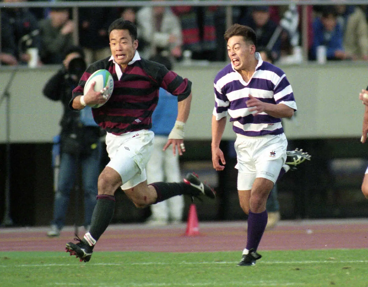 【画像・写真】95年、後半ロスタイムに70メートルを独走し、逆転トライを決めた早大・山本（左）