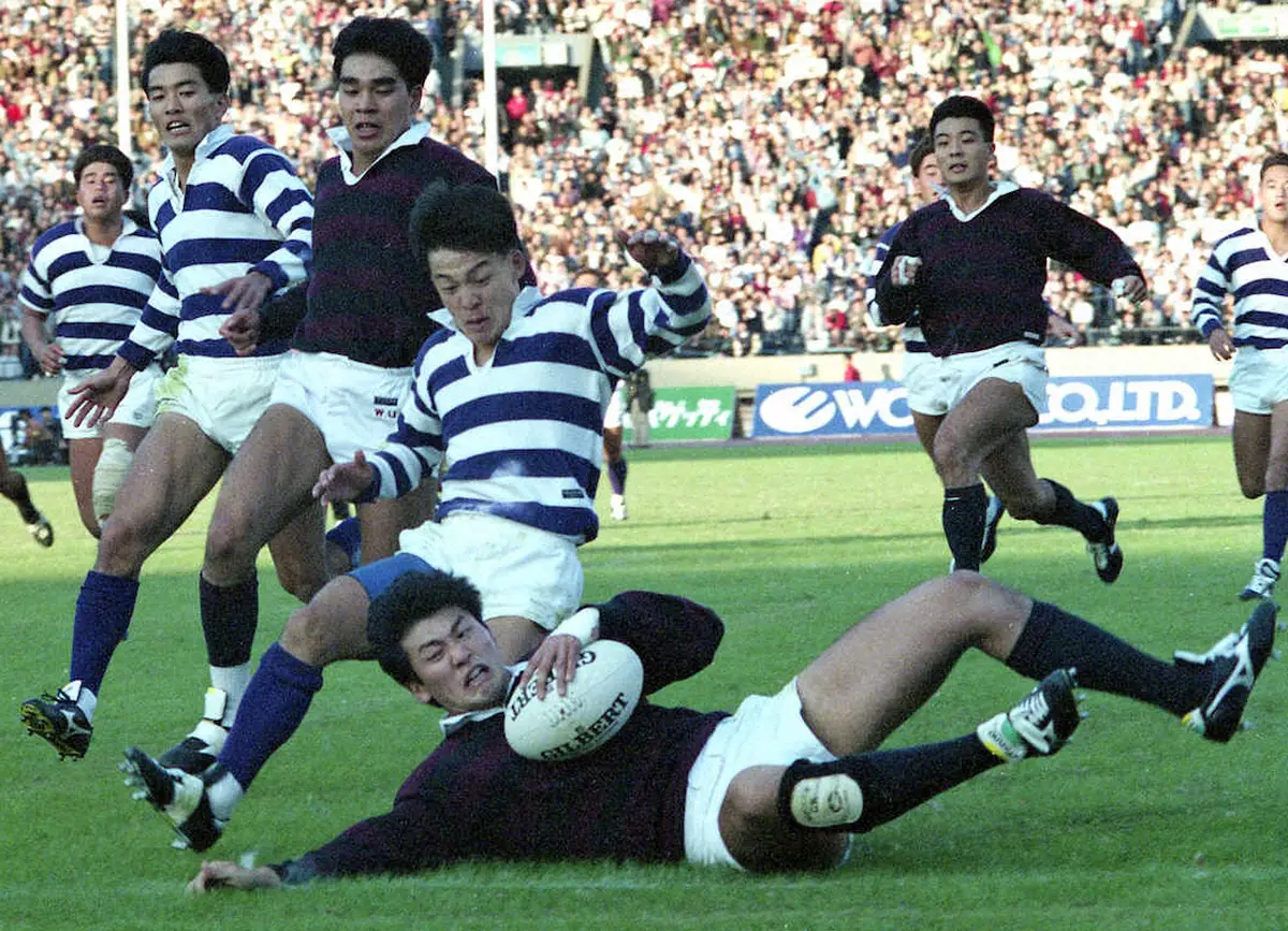 【画像・写真】90年、キックオフから回ったボールを早大・今泉(手前)が80メートルを独走しトライ
