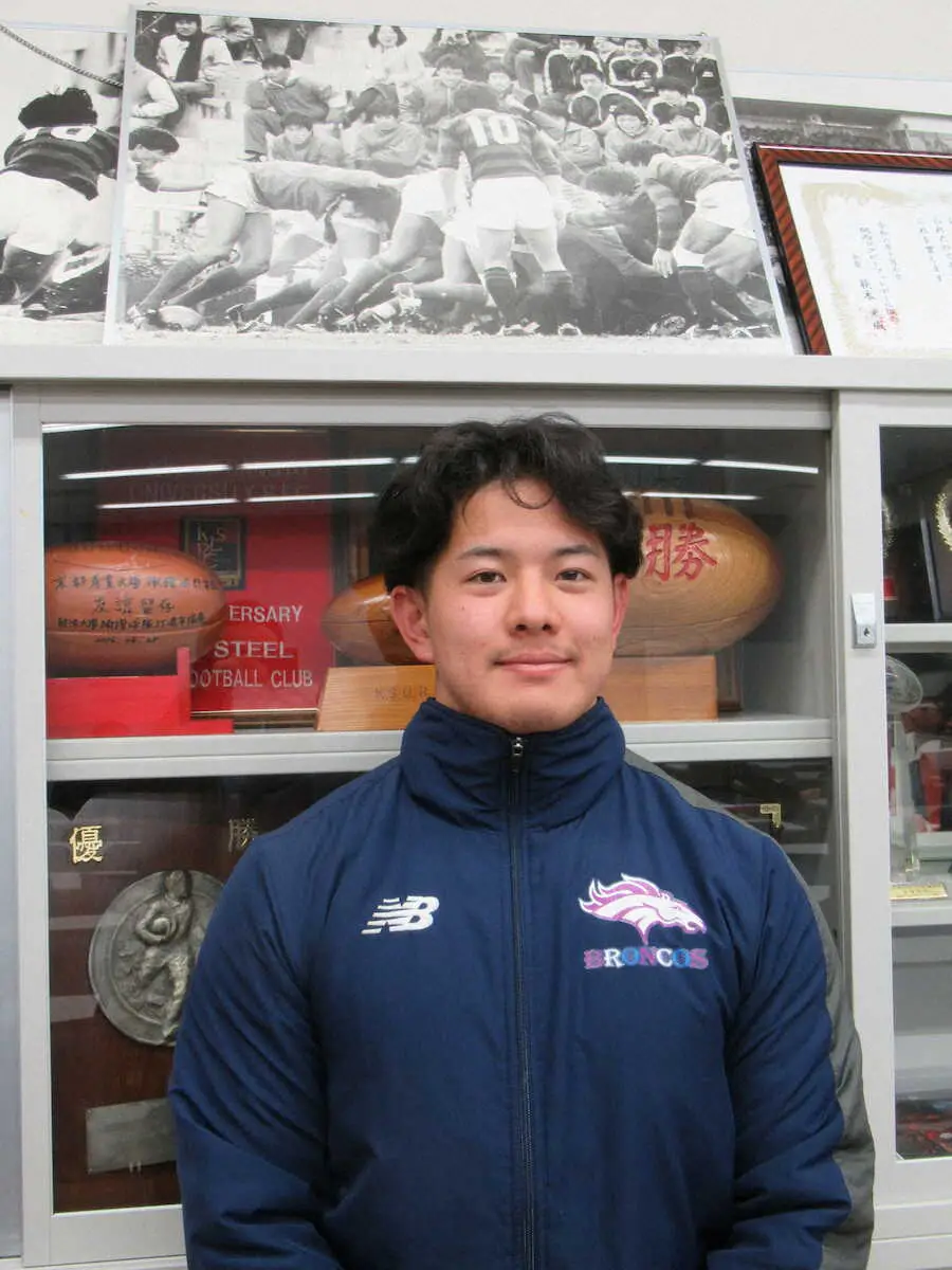 【画像・写真】過去の写真などが飾られた部屋で撮影に応じる京産大の伊藤