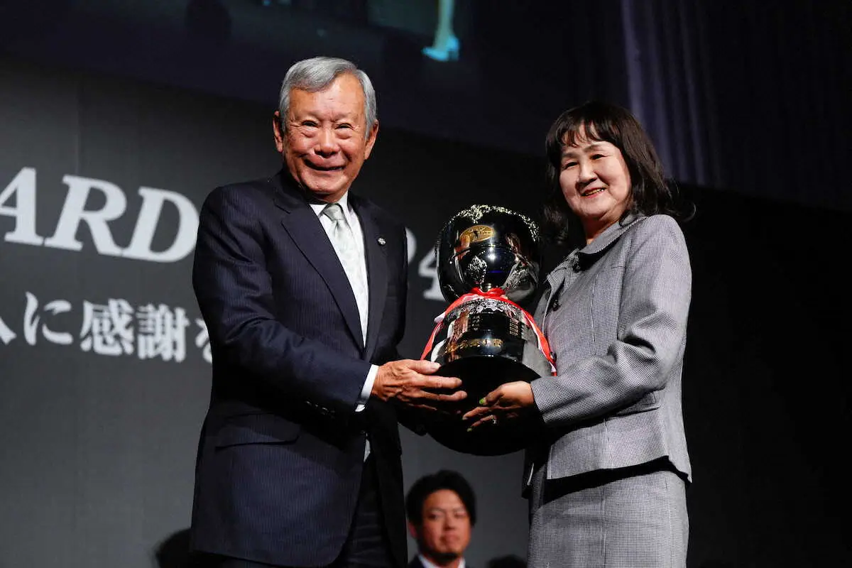 【画像・写真】最終戦逆転賞金王の金谷　MVP含む最多7冠　表彰式には母・美也子さんが代理出席