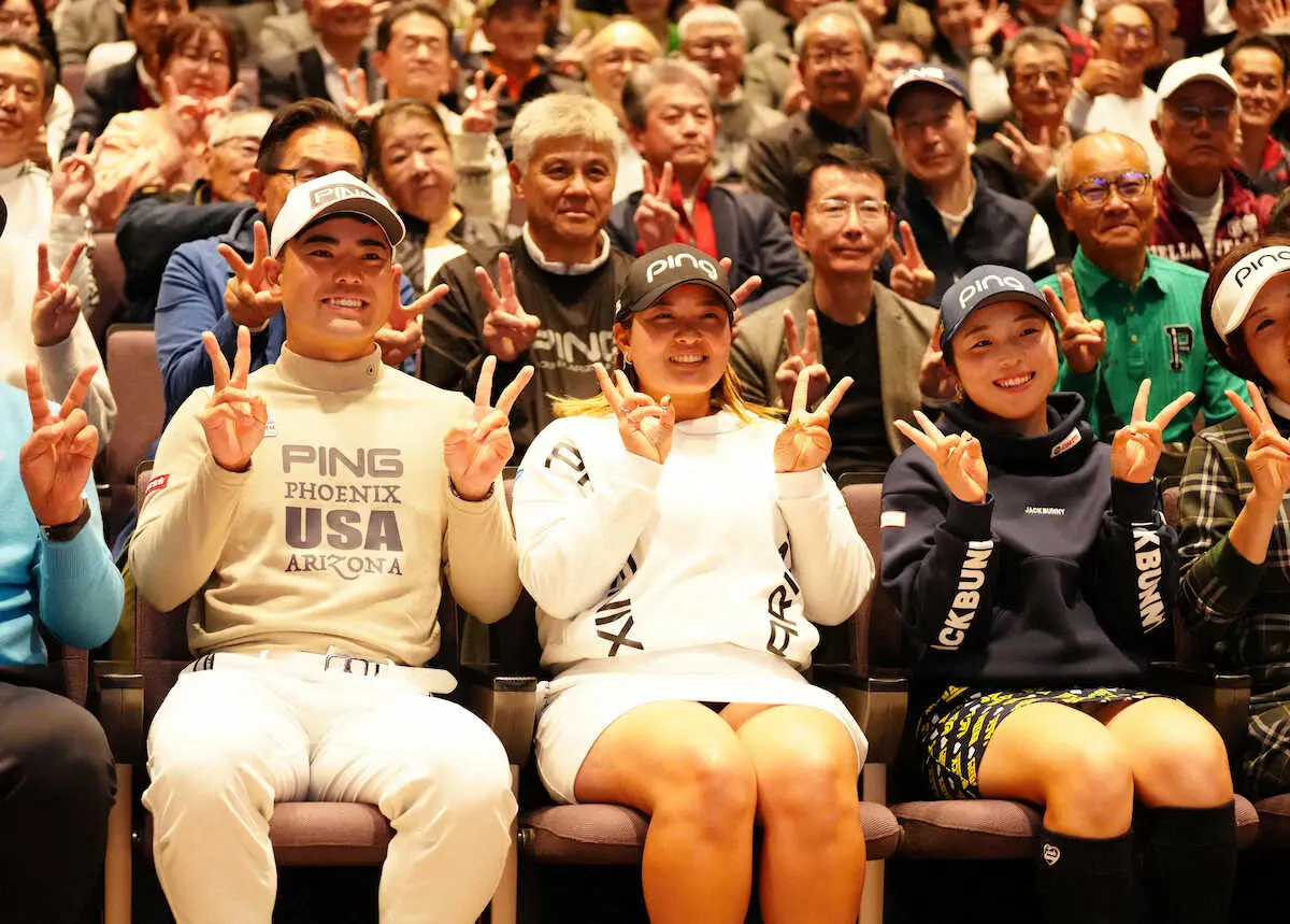 【画像・写真】＜PING2024ファン感謝DAY＞トークショーに登壇しファンとフォトセッションに臨む（前列左から）蝉川、鈴木、佐久間（撮影・大城　有生希）