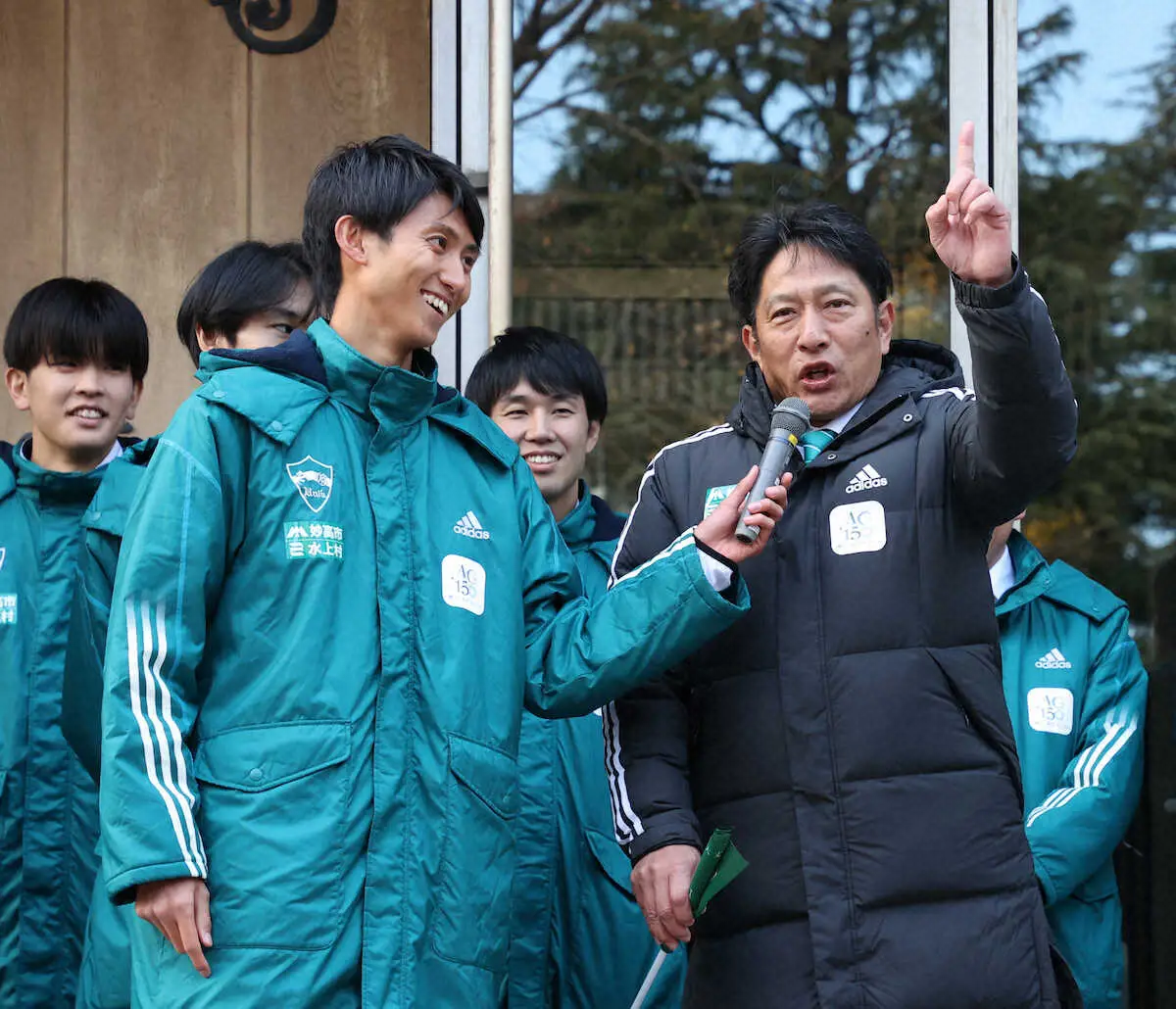 【画像・写真】壮行会で意気込みを口にする青学大・原監督(右)にマイクを向ける田中