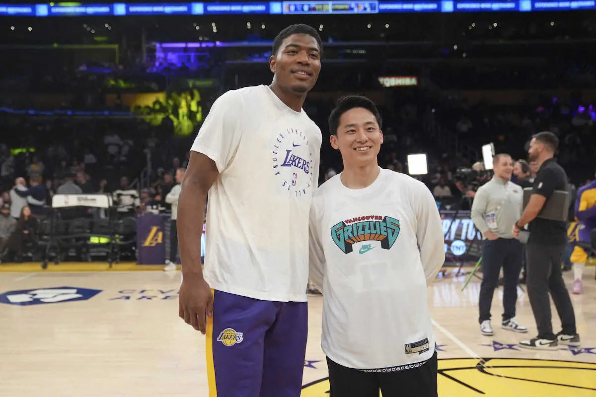 【画像・写真】八村塁　試合後に河村勇輝そしてゴンザガ大時代の同僚とともに談笑！ファン興奮「ほっこり」「仲良さそう」