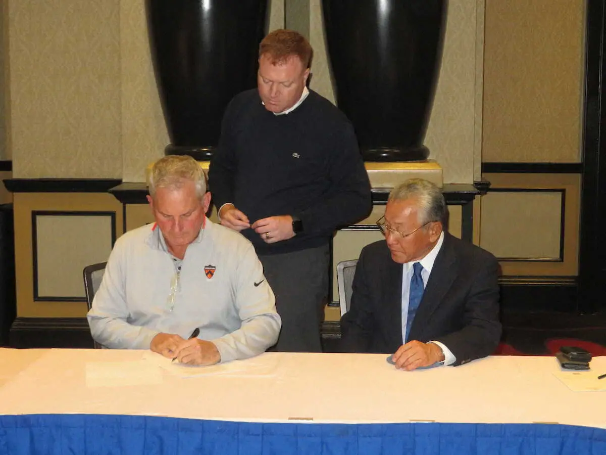 【画像・写真】事業協力協定書に調印するGCAAのウィル・グリーン会長（左）とUGSLの和田理事長（右）　　