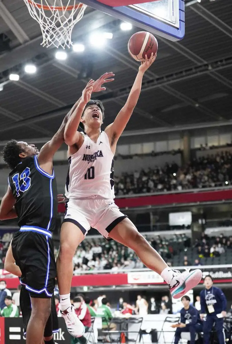 【画像・写真】＜全国高校バスケ　延岡学園―美濃加茂＞第1クオーター、シュートを放つ延岡学園・内田（右）