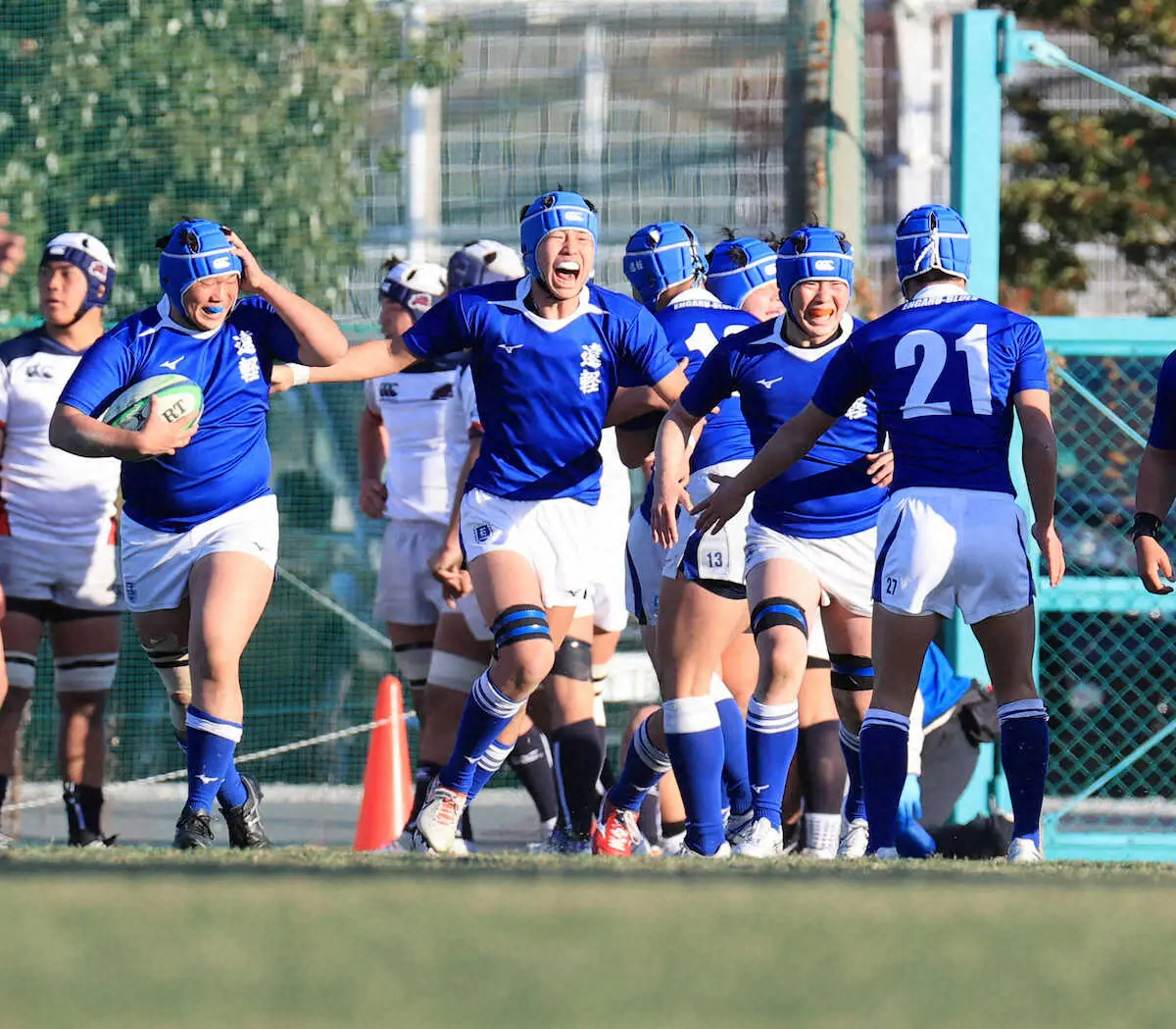 【画像・写真】＜第104回全国高等学校ラグビーフットボール大会　明和県央・遠軽＞前半、トライを喜ぶ遠軽フィフティーン（撮影・岸　良祐）