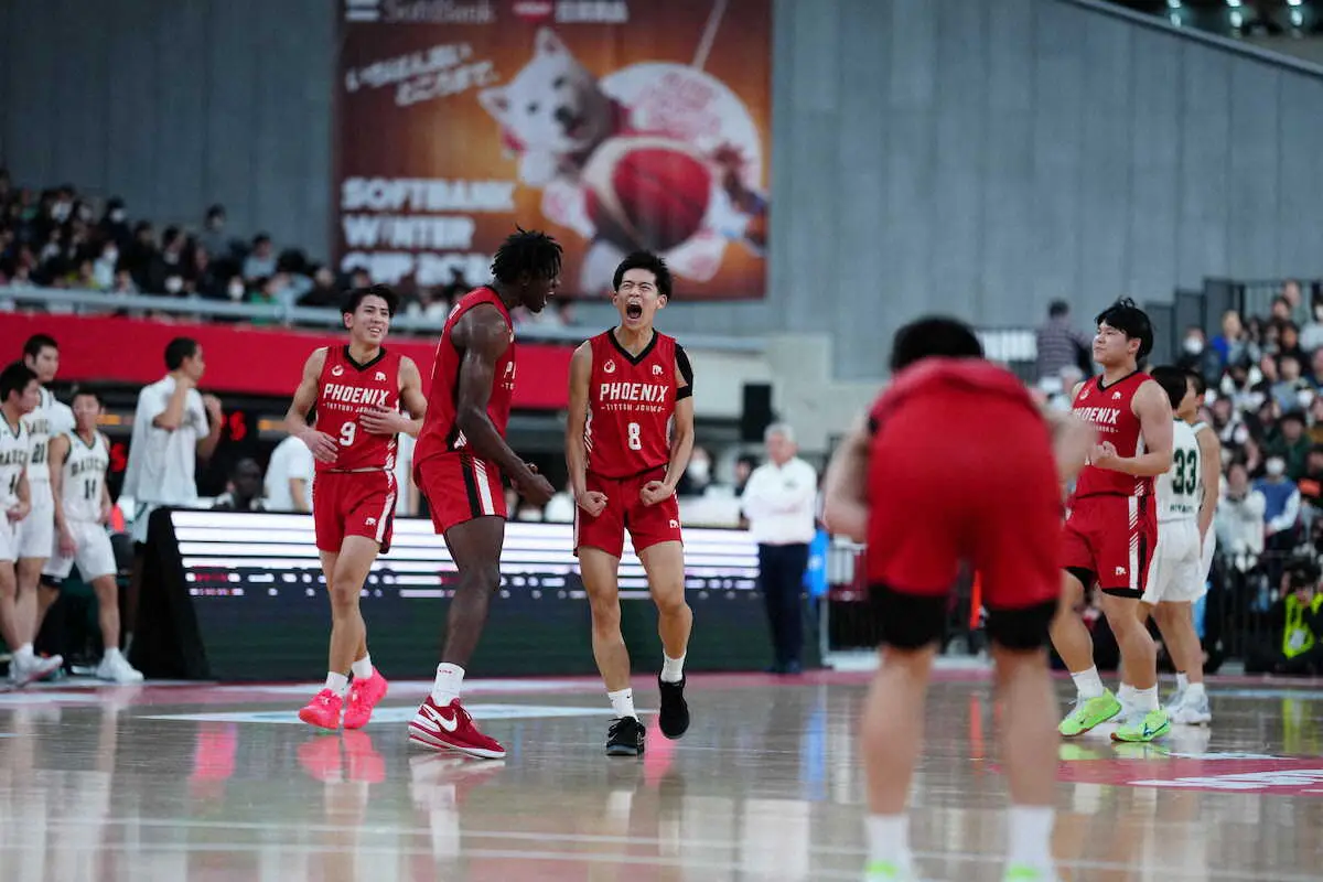 【画像・写真】＜バスケットボール全国高校選手権第6日　福岡第一・鳥取城北＞第4Q、得点が決まり喜ぶ鳥取城北の選手たち（撮影・小海途　良幹）　　