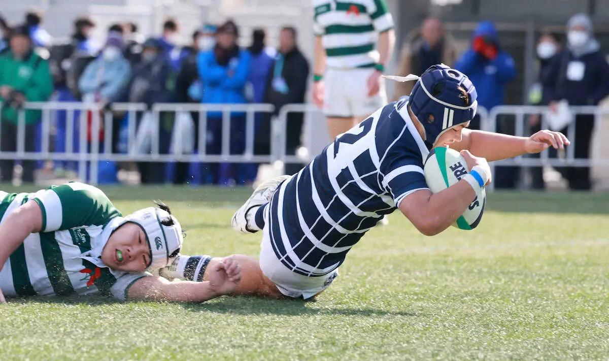 【画像・写真】＜飯田・盛岡工＞前半、盛岡工・高橋はトライを挙げる（撮影・井垣　忠夫）