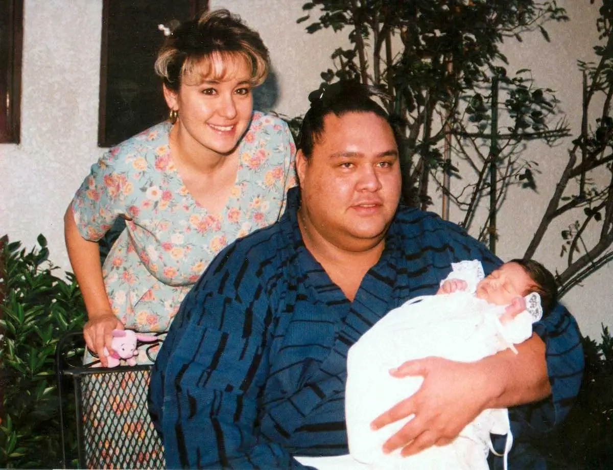 【画像・写真】98年、クリスティーン麗子夫人の実家で長女を抱く曙