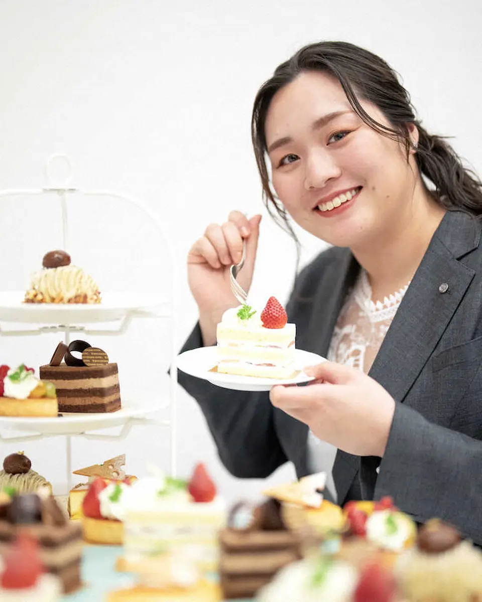 【画像・写真】ケーキを前に笑顔を見せる北口榛花（撮影・河野　光希）