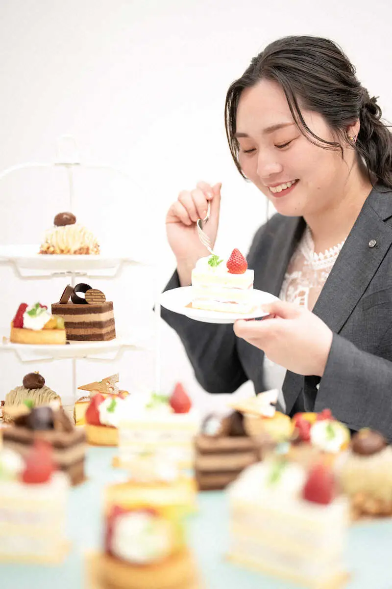 【画像・写真】ショートケーキを見つめ笑顔の北口榛花（撮影・河野　光希）