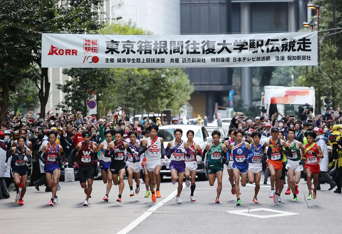 【画像・写真】＜第100回箱根駅伝往路＞一斉にスタートする１区の選手たち（代表撮影）