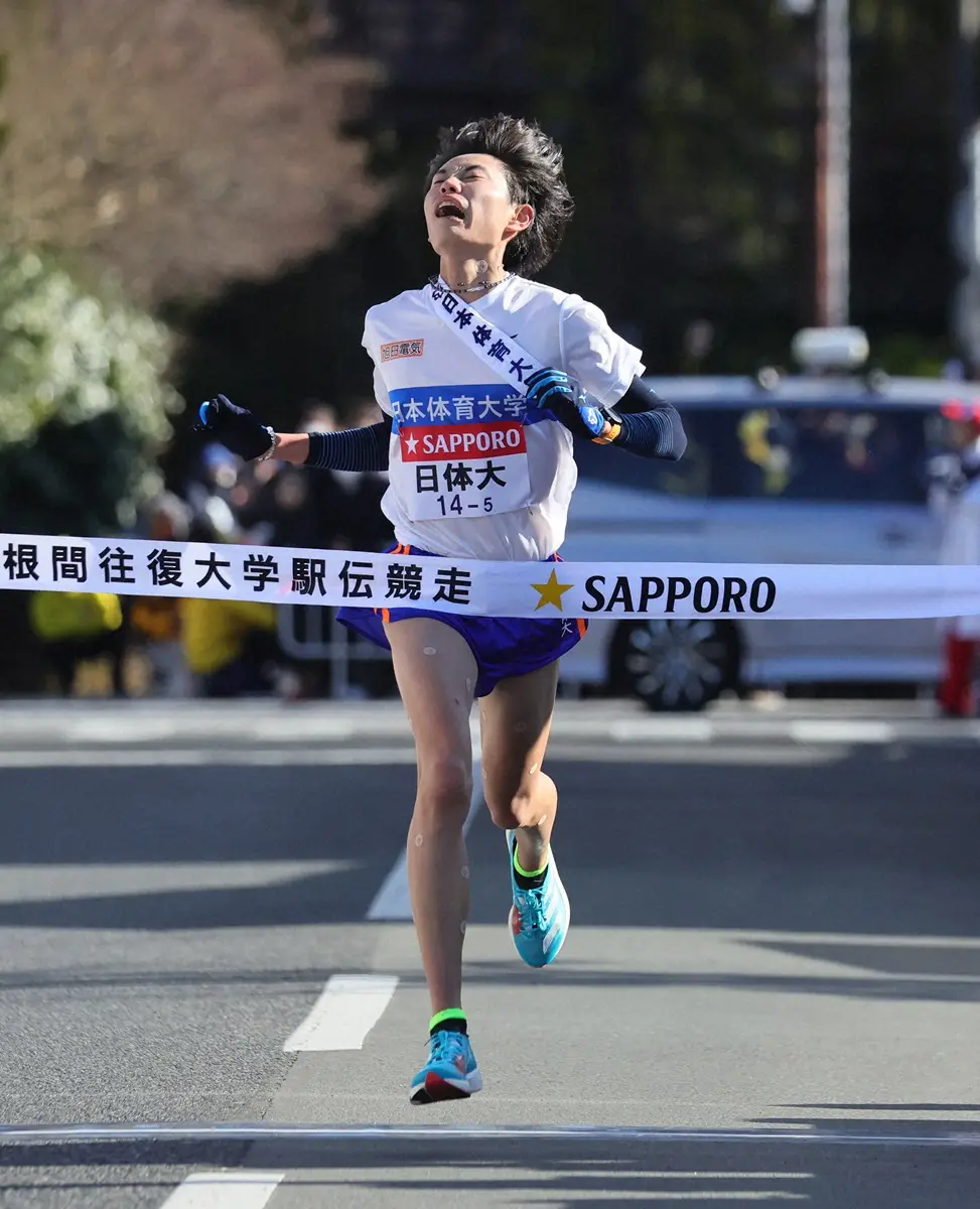 【画像・写真】＜箱根駅伝往路・芦ノ湖ゴール＞10位でゴールする日体大５区・浦上（撮影・尾崎　有希）