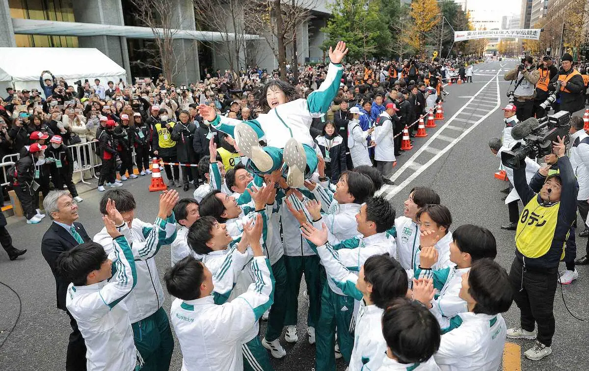 【画像・写真】10区、総合優勝を決め胴上げされる青学大の原晋監督の妻・原美穂さん（中央）、左下は原晋監督（代表撮影）