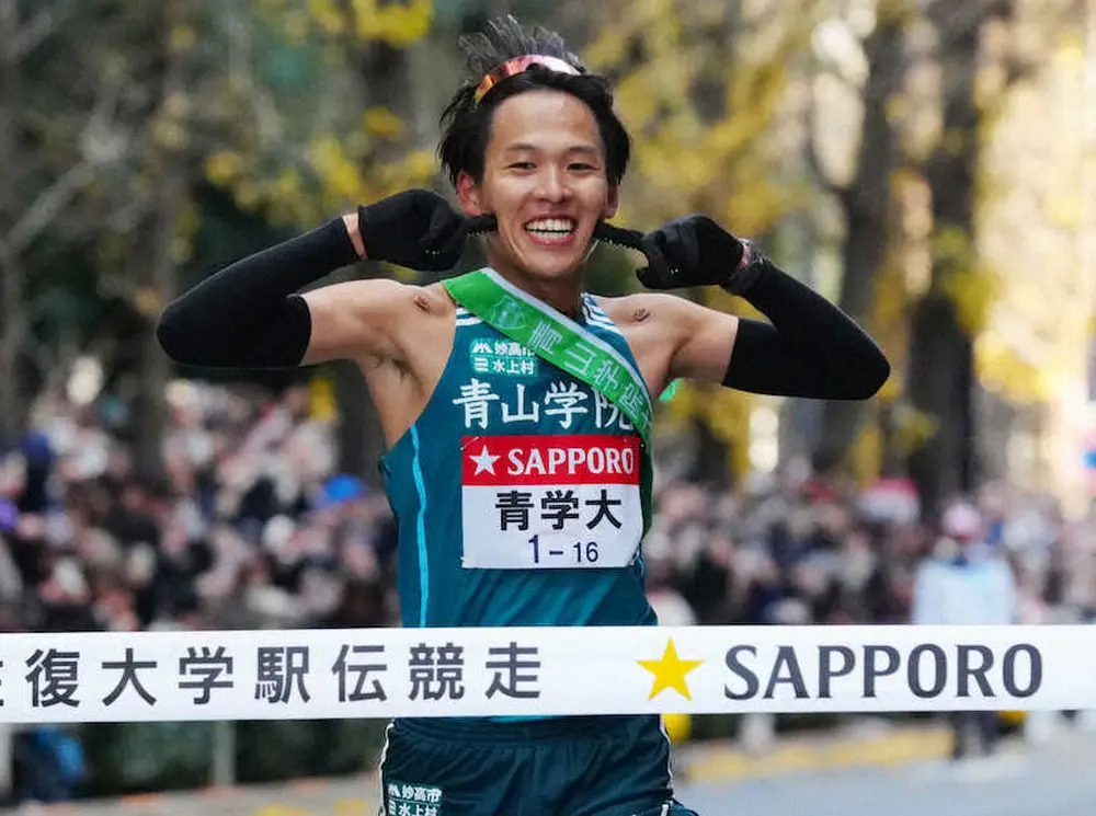 【画像・写真】総合優勝のゴールテープを切る青学大の10区・小河原