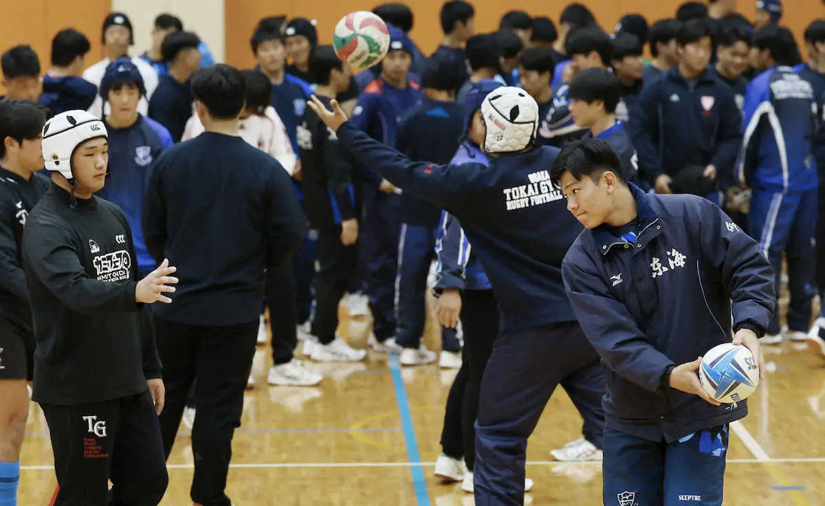 【画像・写真】全国高校ラグビー大会の決勝に向け調整する東海大大阪仰星・青野（手前右）ら