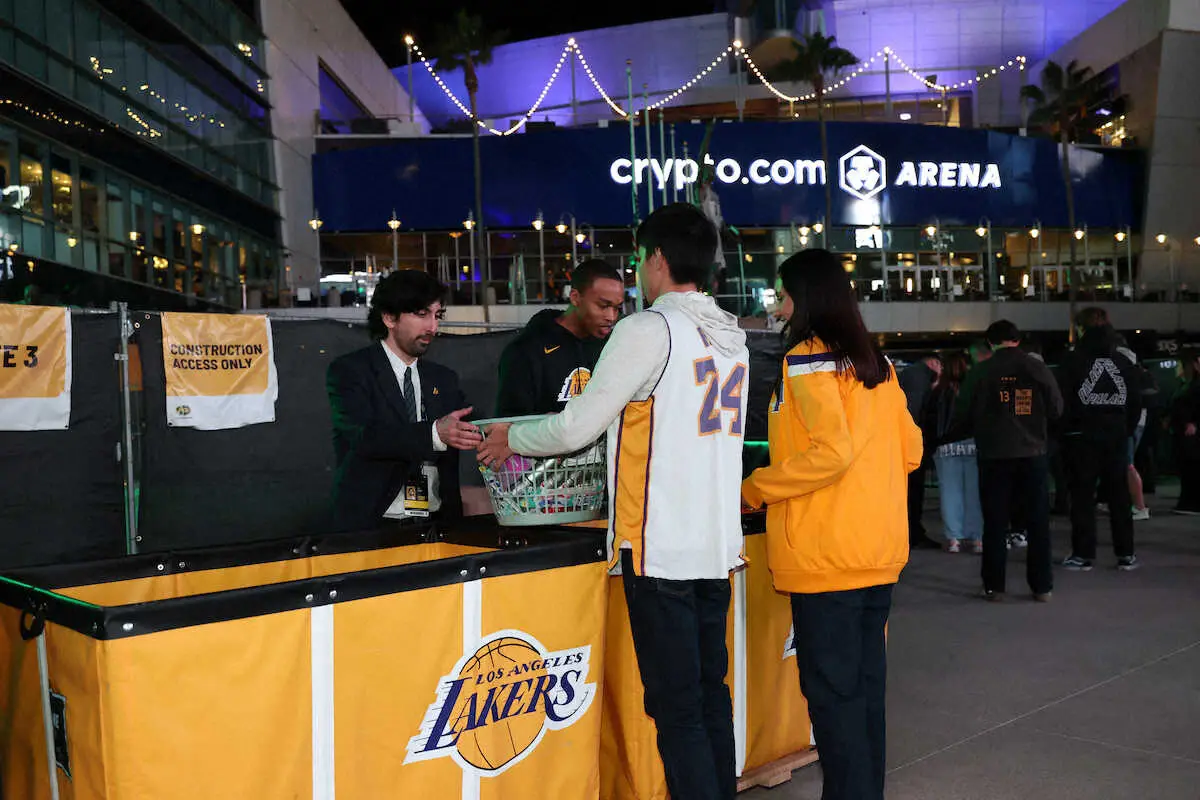 【画像・写真】NBAレイカーズ&クリッパーズ　ロス山火事対応の消防士らを支援　合言葉は「LA STRONG」