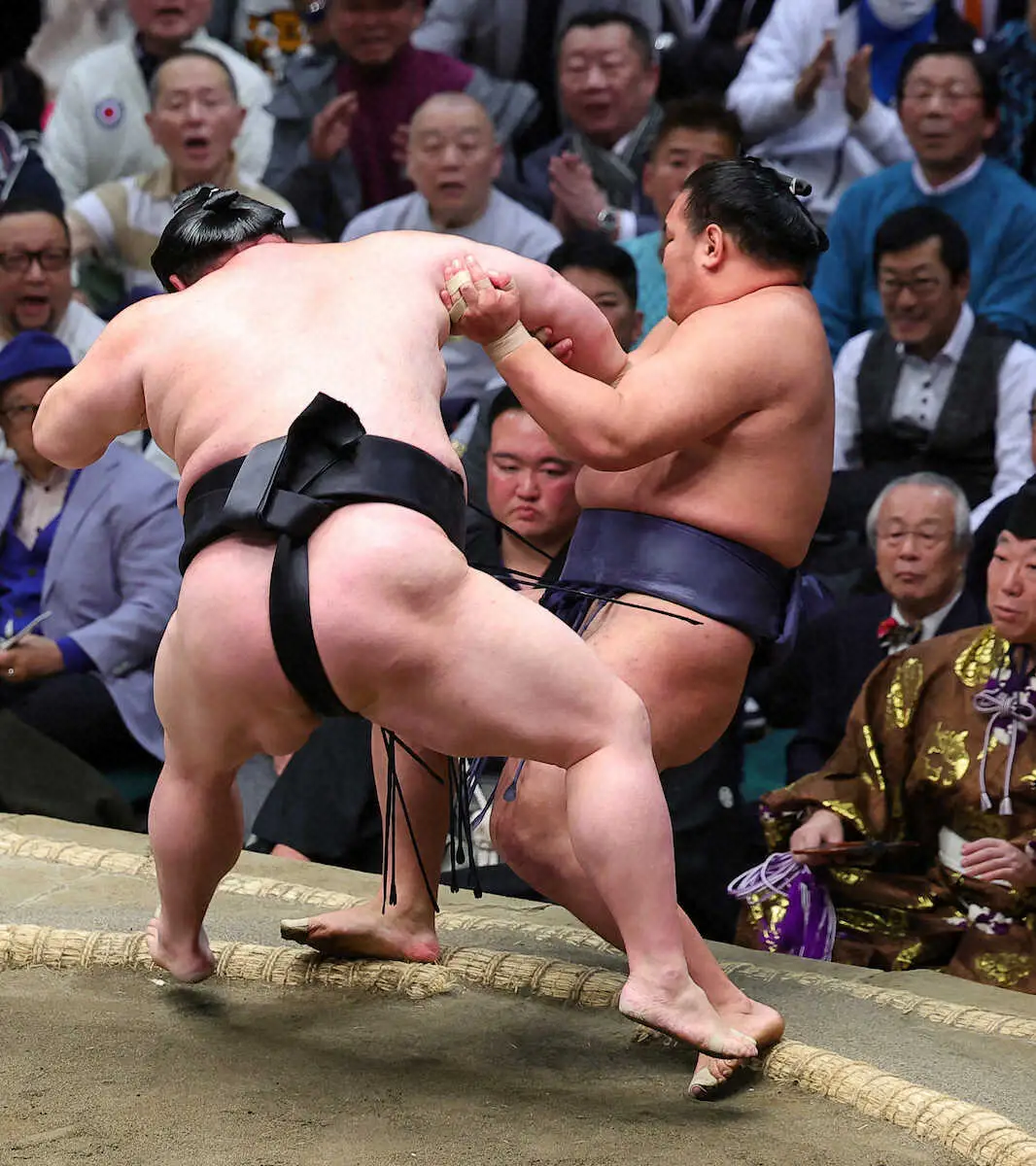 【画像・写真】豊昇龍が痛恨の2敗目　金峰山は玉鷲を寄り切り“無傷”で初の中日勝ち越し　大の里は5勝目で盛り返す