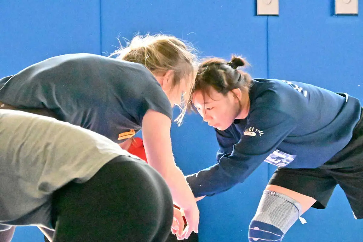 【画像・写真】【レスリング】育英大が米国代表と合同練習　元木咲良「技術レベル高い」藤波、桜井も参加