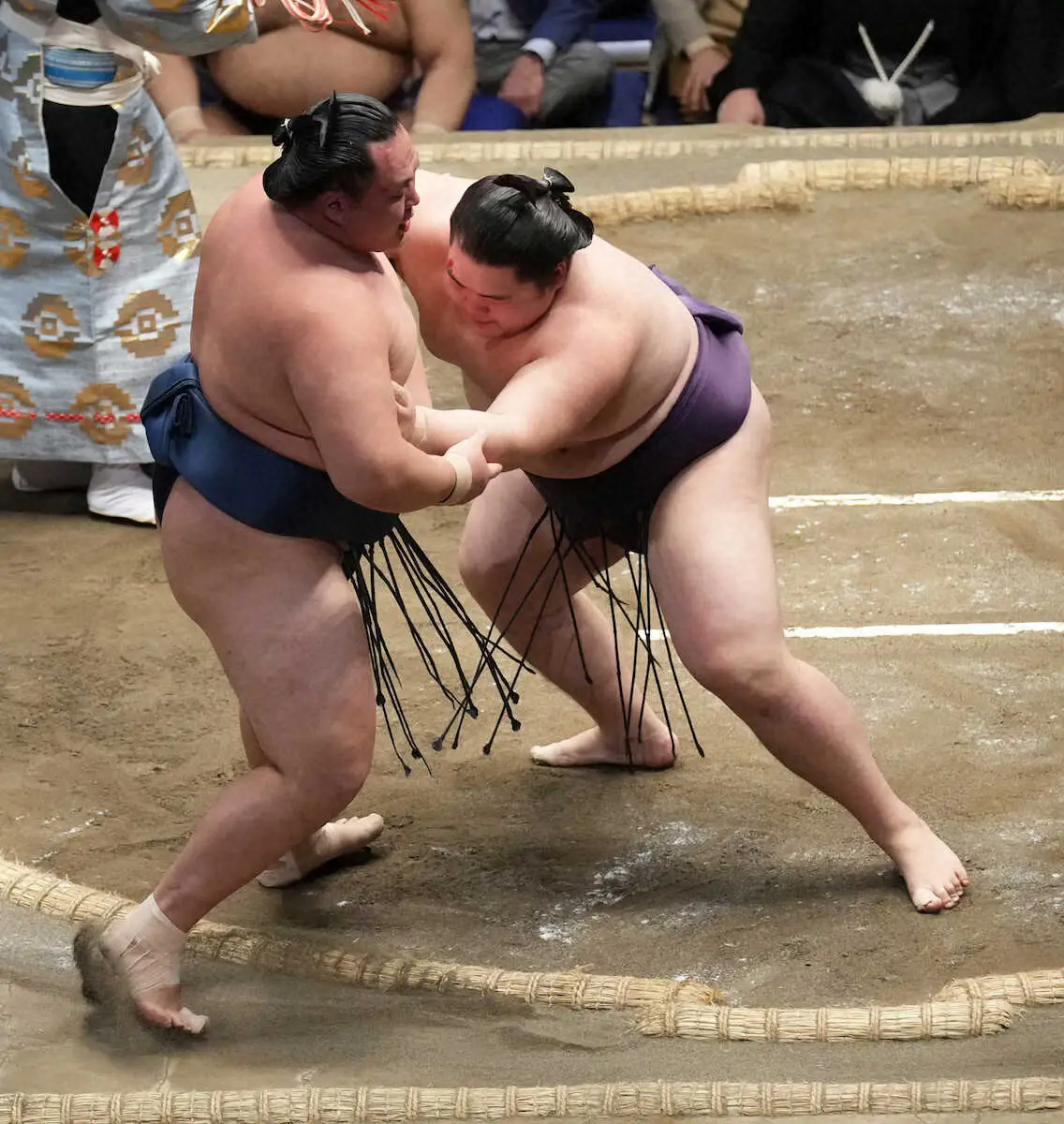 【画像・写真】＜初場所10日目＞玉鷲（左）を寄り切りで破る王鵬（撮影・郡司　修）