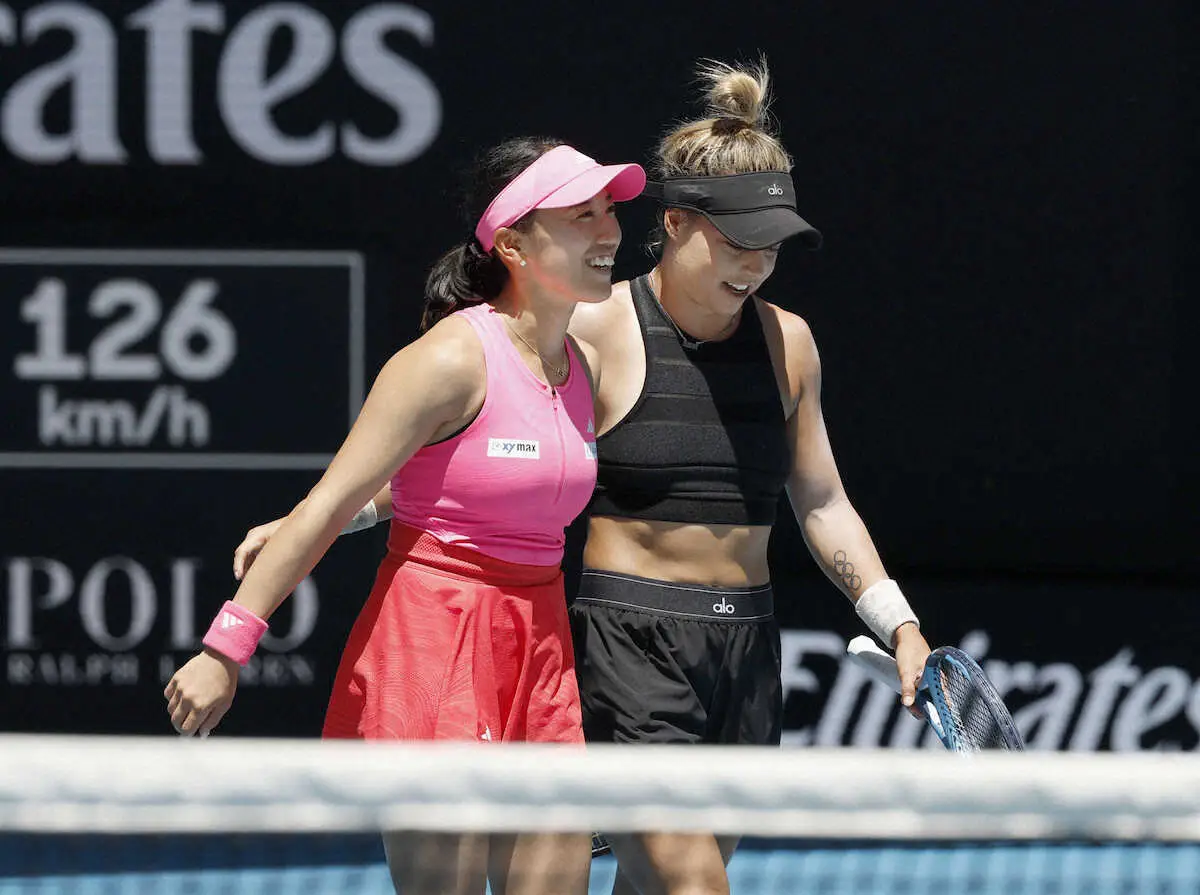 【画像・写真】女子ダブルス準々決勝で敗れ、あいさつに向かう加藤未唯（左）、レナタ・サラスア組