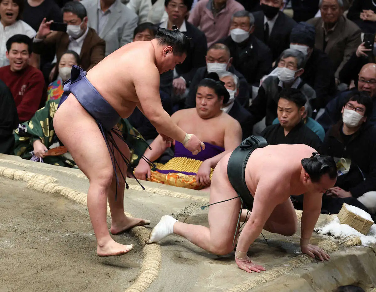 【画像・写真】金峰山　大の里突き倒し首位譲らず　1差で王鵬が追走　2差に豊昇龍ら4人