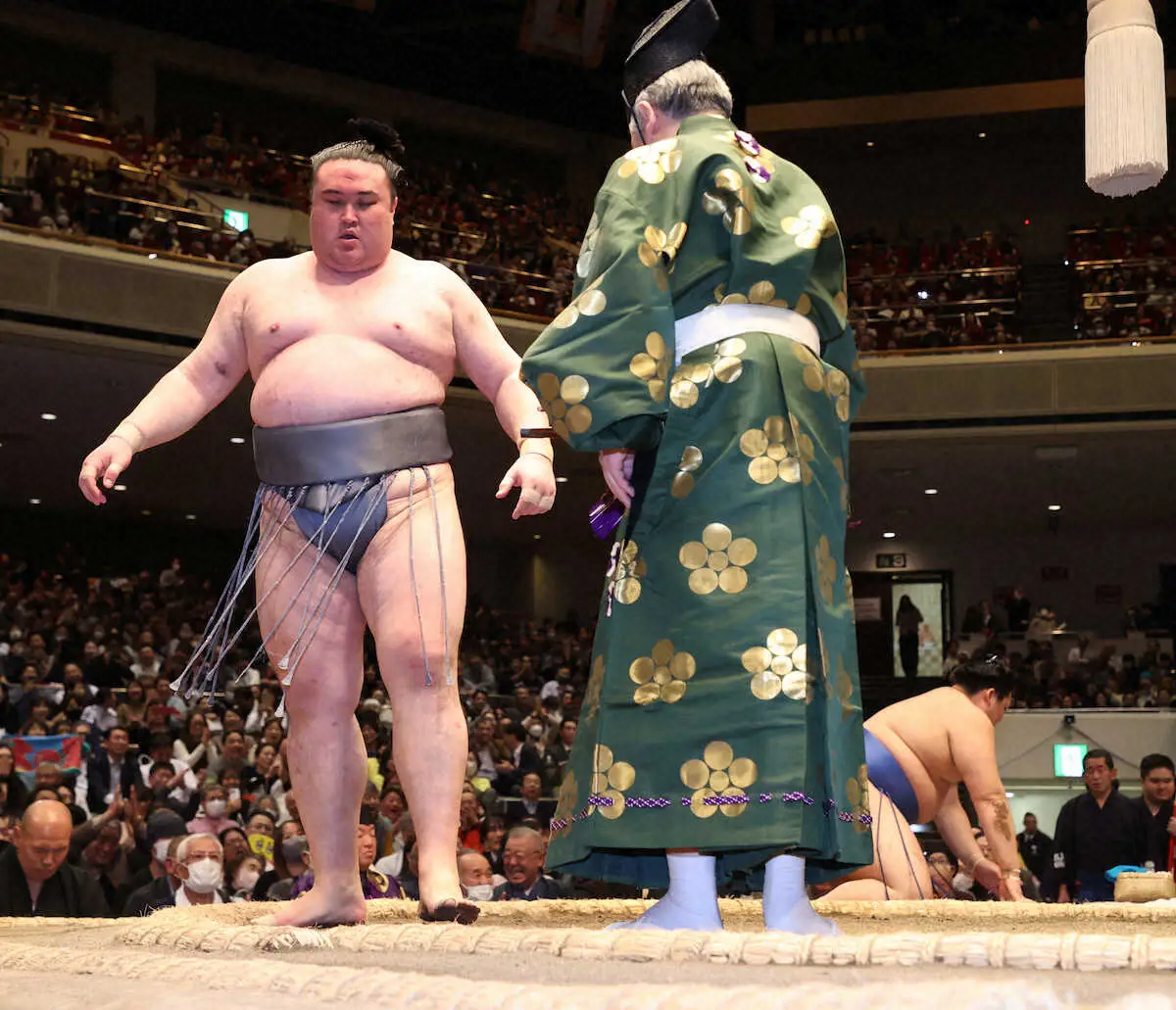 【画像・写真】＜大相撲初場所11日目＞突き倒しで大の里（右奥）を破った金峰山（撮影・西海健太郎）