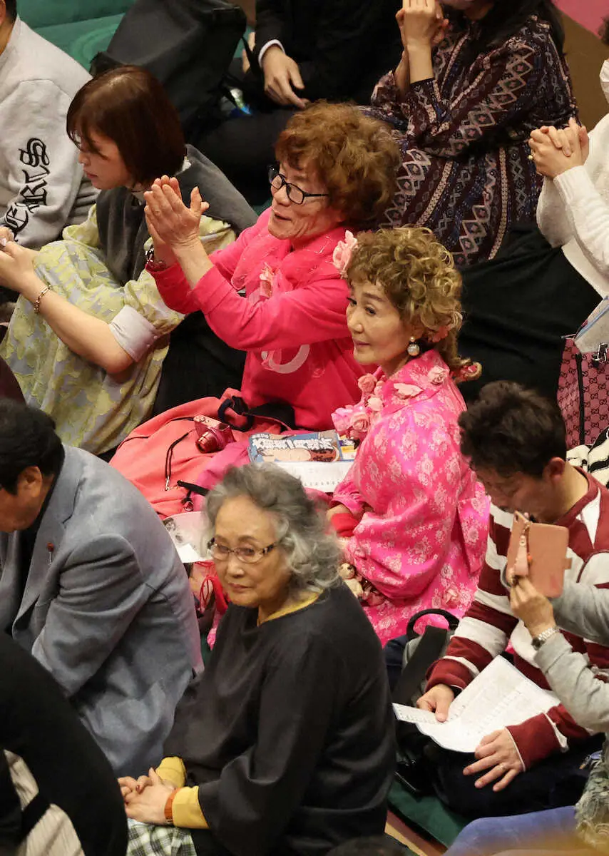 【画像・写真】＜大相撲初場所12日目＞林家ペー・パー子（撮影・篠原岳夫）