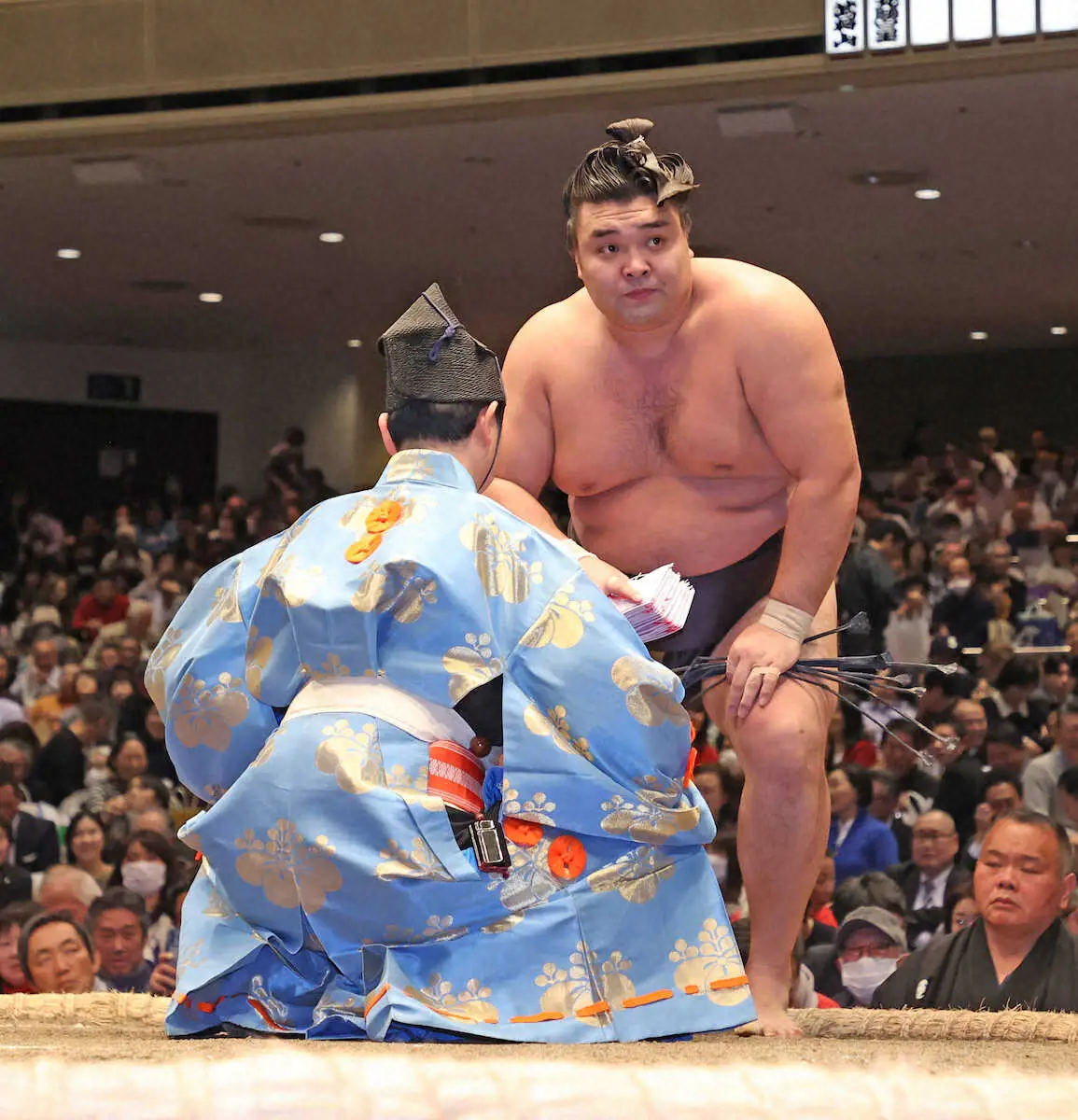 【画像・写真】＜大相撲初場所12日目＞懸賞を受け取る霧島（撮影・西海健太郎）