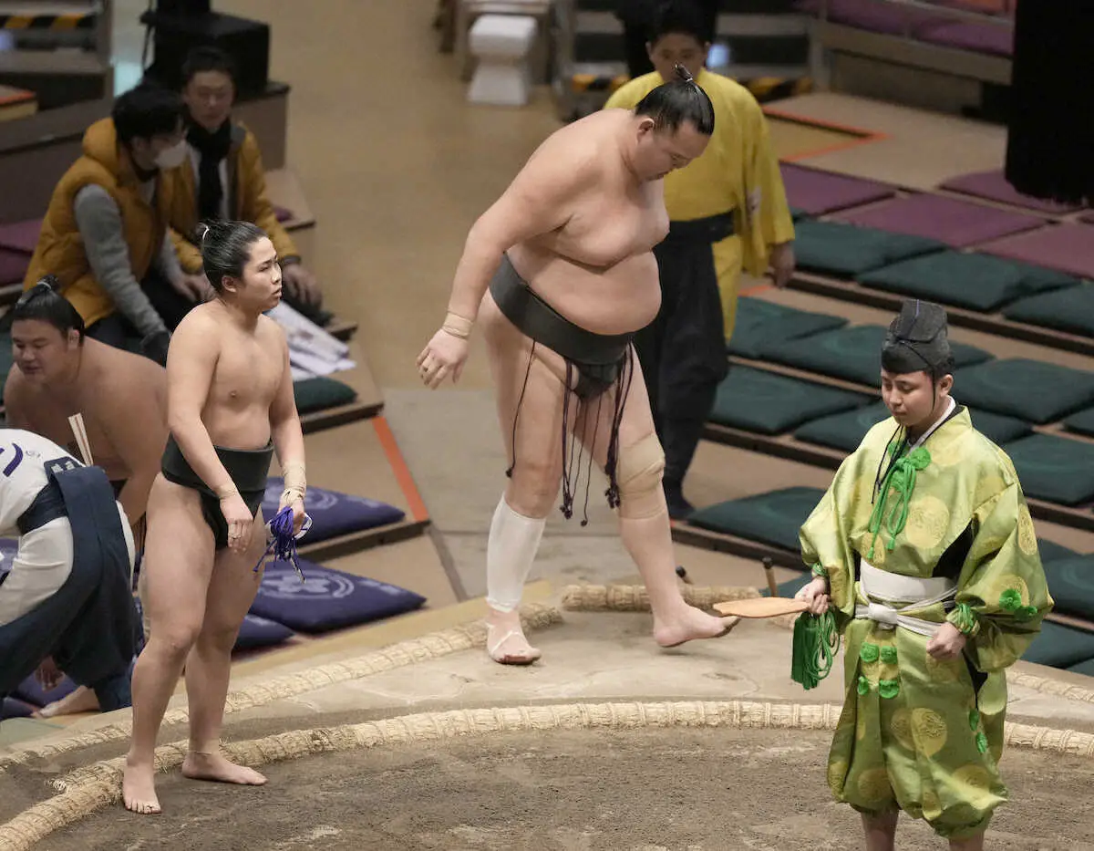 【画像・写真】角界最小兵160センチの康誠が最長身196センチの芳東を破った！「作戦通りいけた」小よく大を制す