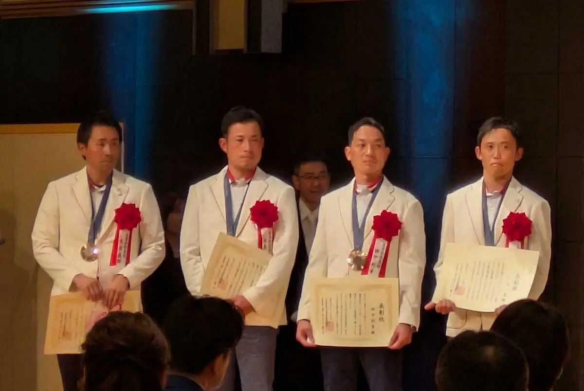 【画像・写真】馬術の初老J・大岩「違う色のメダルを持ってここへ報告に来ます」英雄眠る硫黄島で決意