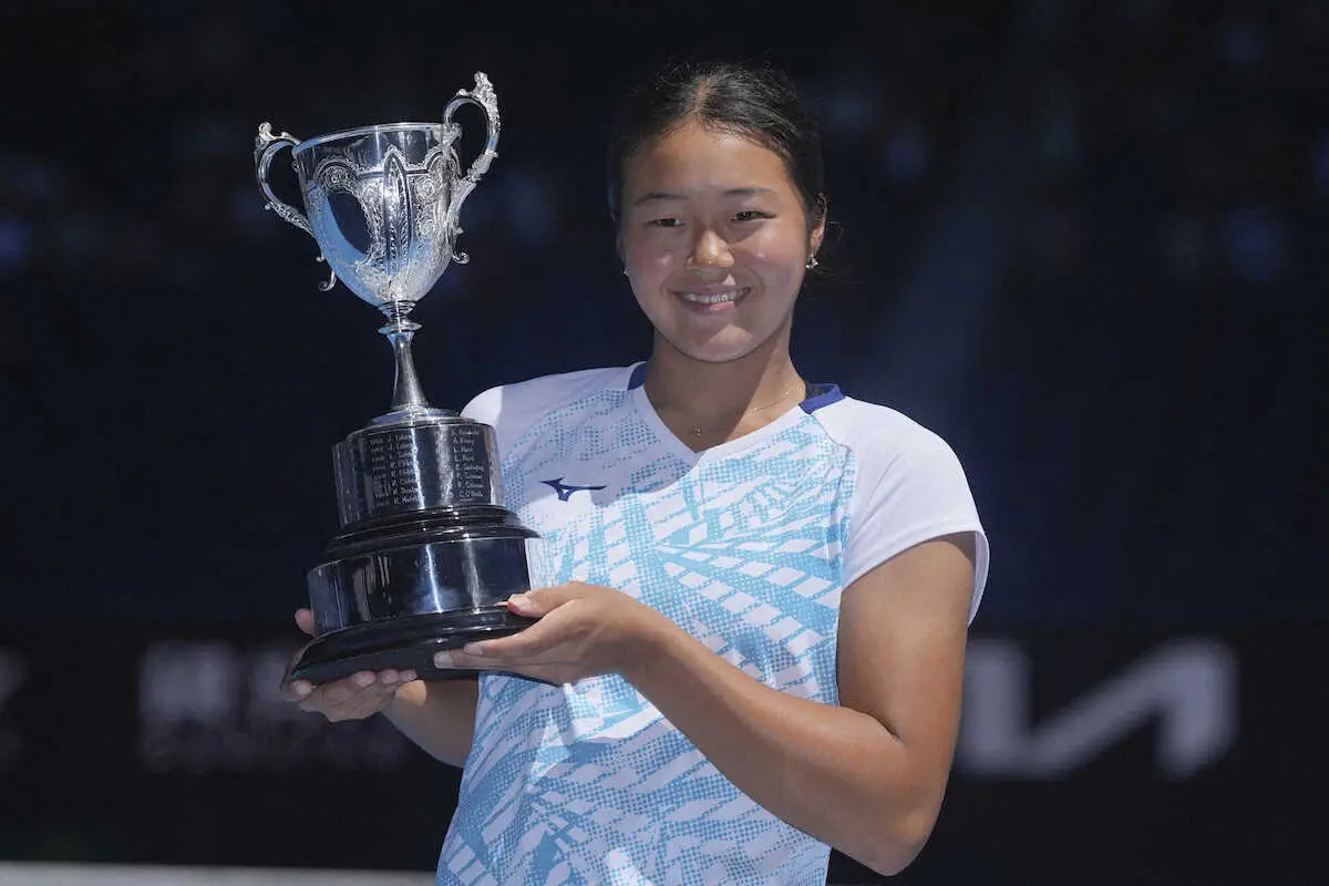 【画像・写真】トロフィーを手に笑顔の園部（AP）