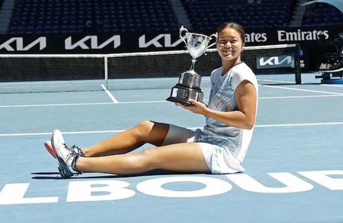 【画像・写真】ジュニアの女子シングルスで優勝し、トロフィーを手に写真に納まる園部八奏