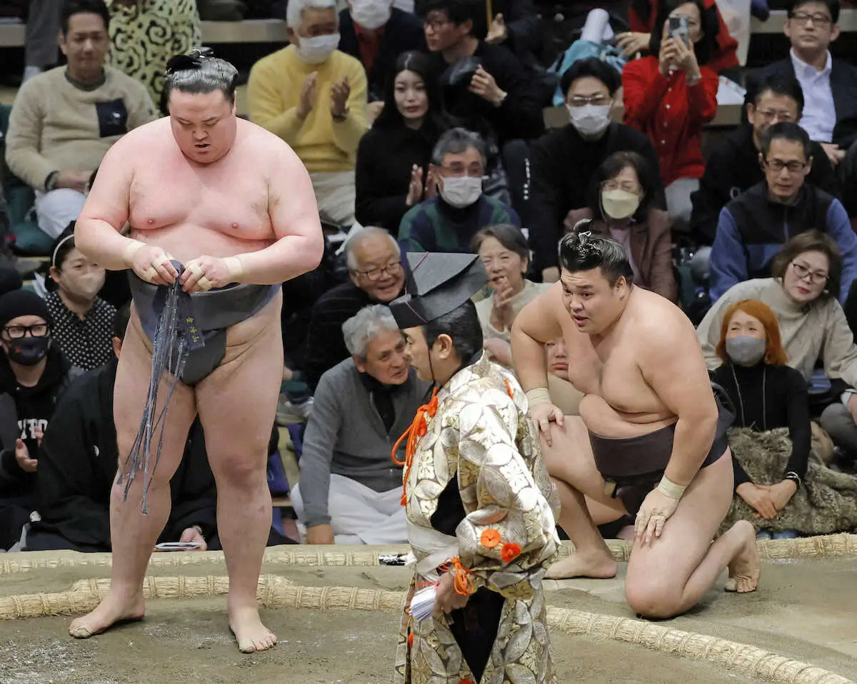 【画像・写真】金峰山にすくい投げで敗れた霧島（右）