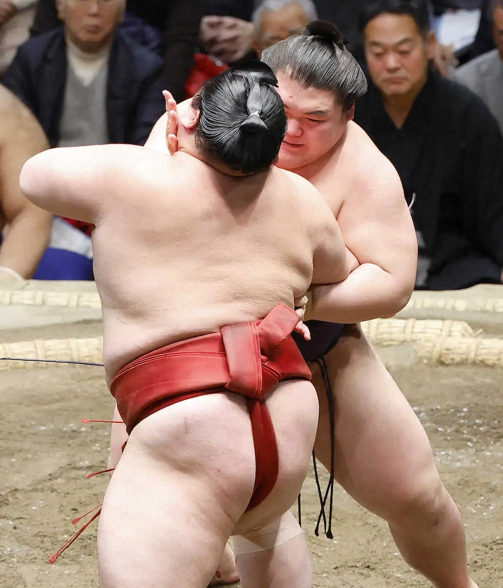 【画像・写真】隆の勝（手前）を攻める王鵬（撮影・五島　佑一郎）