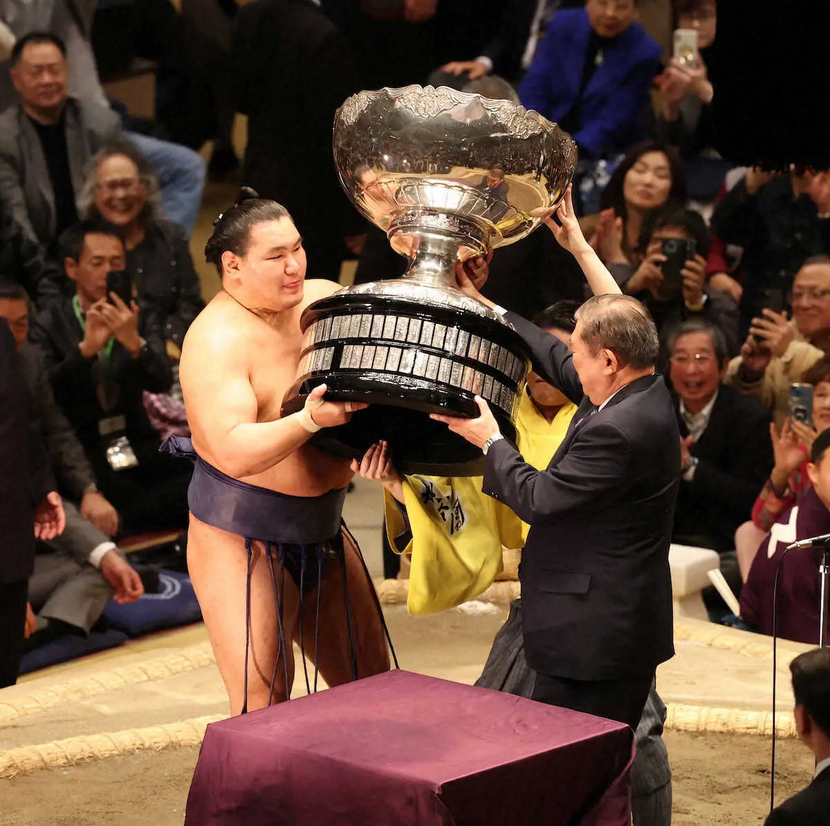 【画像・写真】石破首相から内閣総理大臣杯を受け取る豊昇龍（左）（撮影・西海健太郎）
