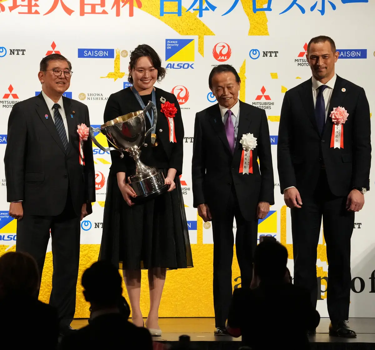 【画像・写真】北口榛花、内閣総理大臣杯贈られ笑顔　東京世界陸上への思い語る「金メダルの感動を一緒に分かち合いたい」