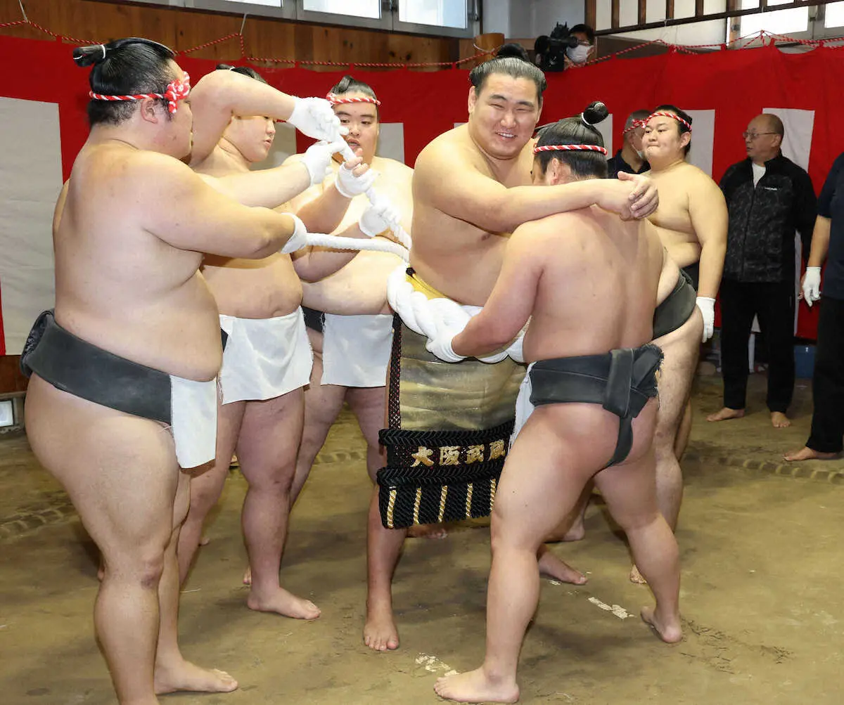 【画像・写真】綱締めで笑顔を浮かべる新横綱豊昇龍（中央）