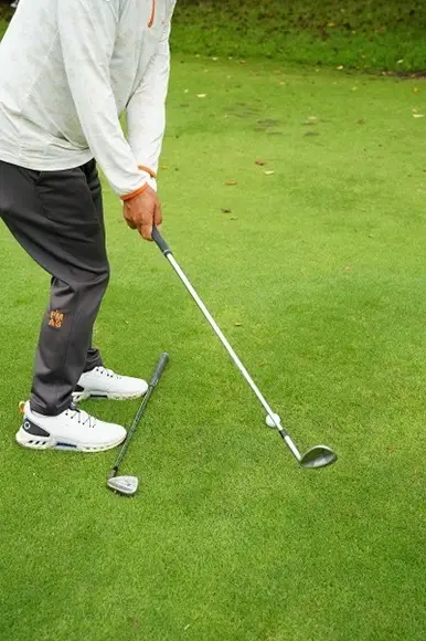 【画像・写真】“名手”市原弘大の即効レッスン　㉑傾斜からのアプローチ