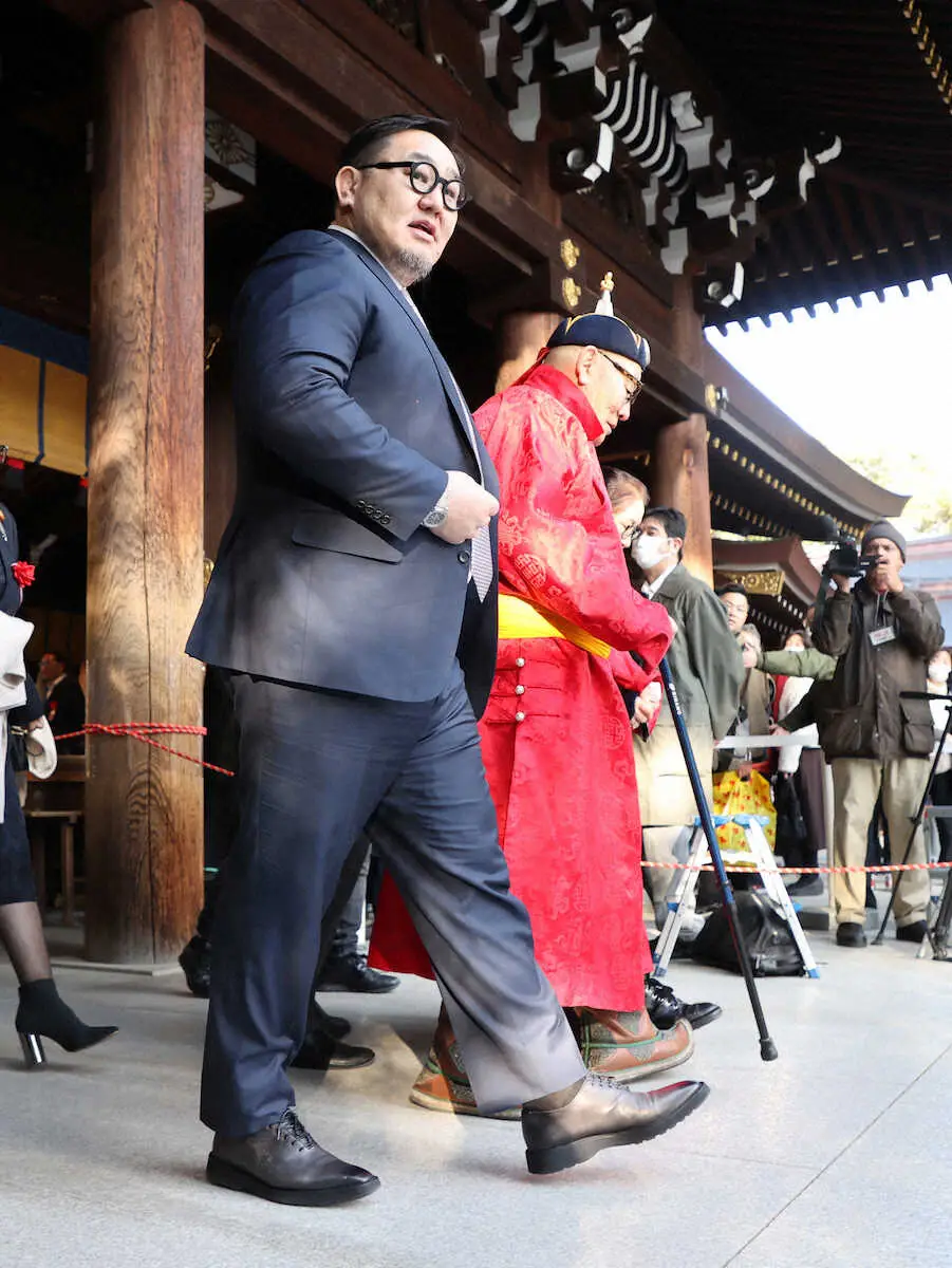 【画像・写真】＜豊昇龍　明治神宮奉納土俵入り＞明治神宮を訪れた元朝青龍のドルゴルスレン・ダグワドルジ氏（左）（撮影・西海健太郎）