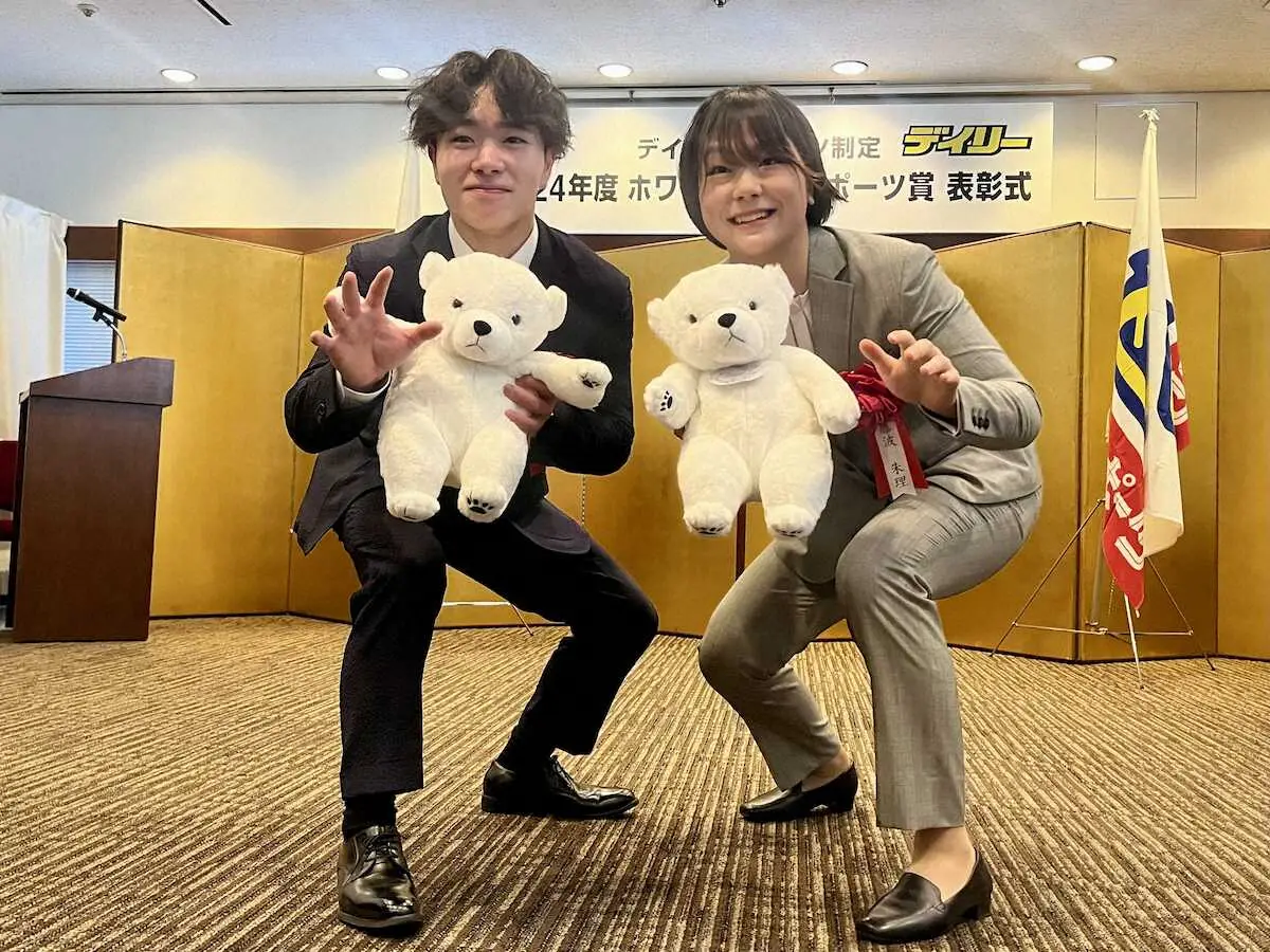 【画像・写真】ホワイトベア・スポーツ賞を受賞した岡慎之助（左）と藤波朱理