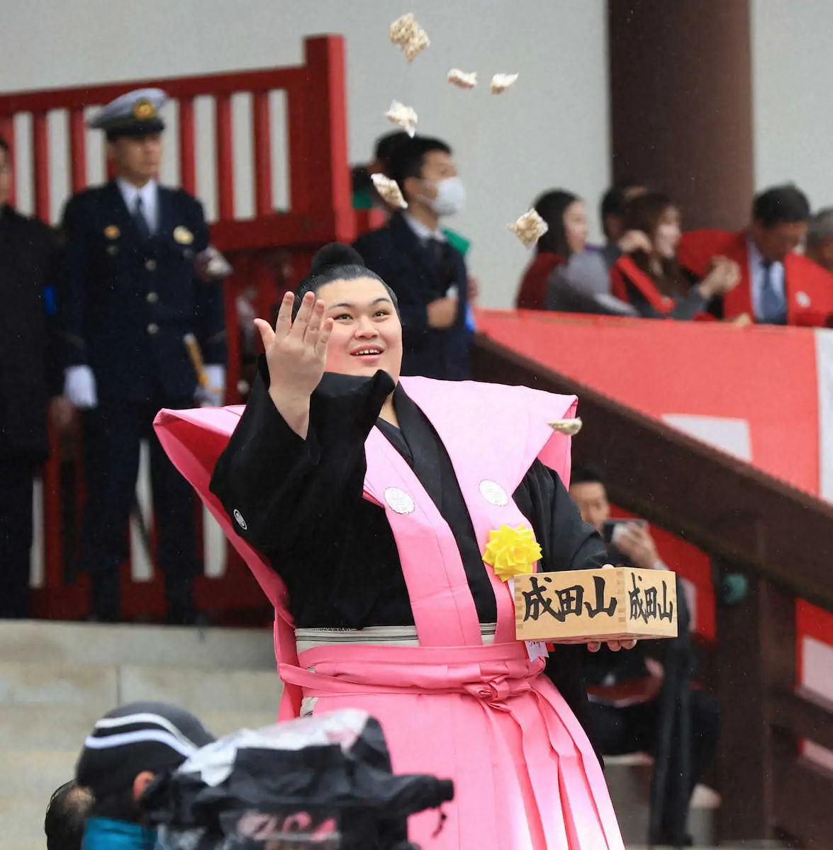 【画像・写真】大の里が成田山新勝寺で初豆まき　地元・石川の復興願う「少しでも近づければ」