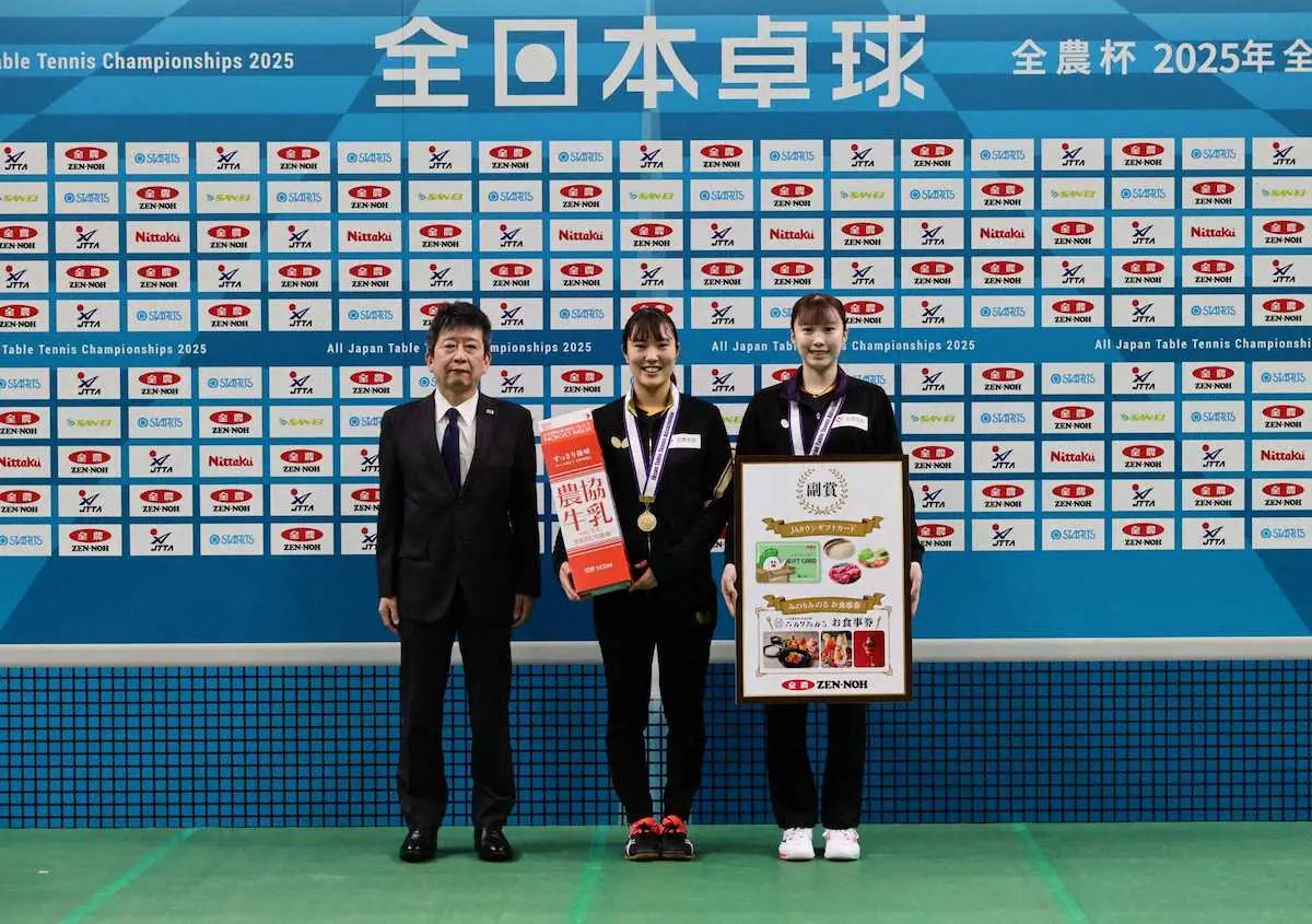 【画像・写真】全農杯　2025年全日本卓球選手権大会（ダブルスの部）優勝者に全農から副賞贈呈