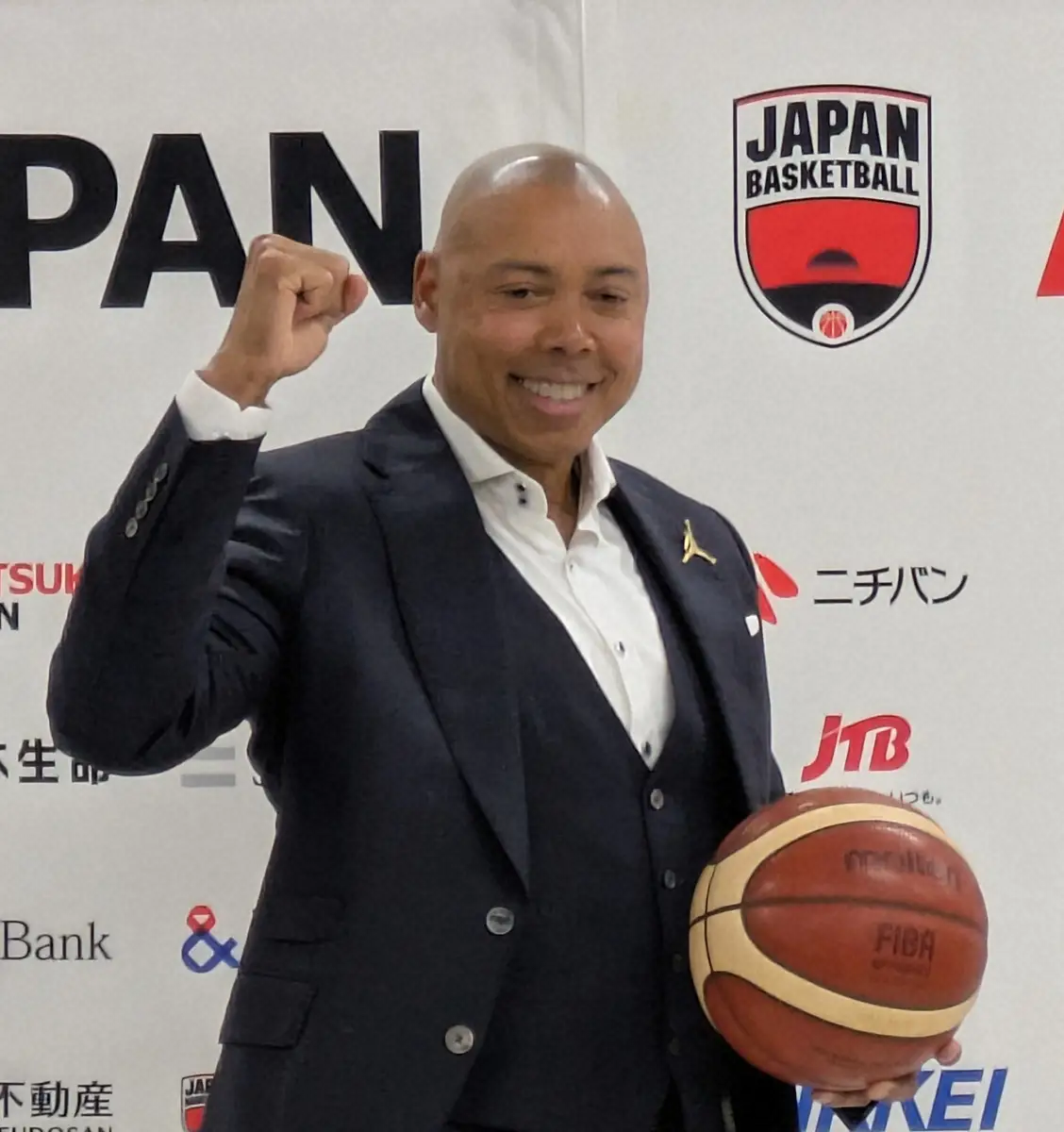 【画像・写真】記者会見でポーズをとるバスケ女子日本代表のコーリー・ゲインズ新監督