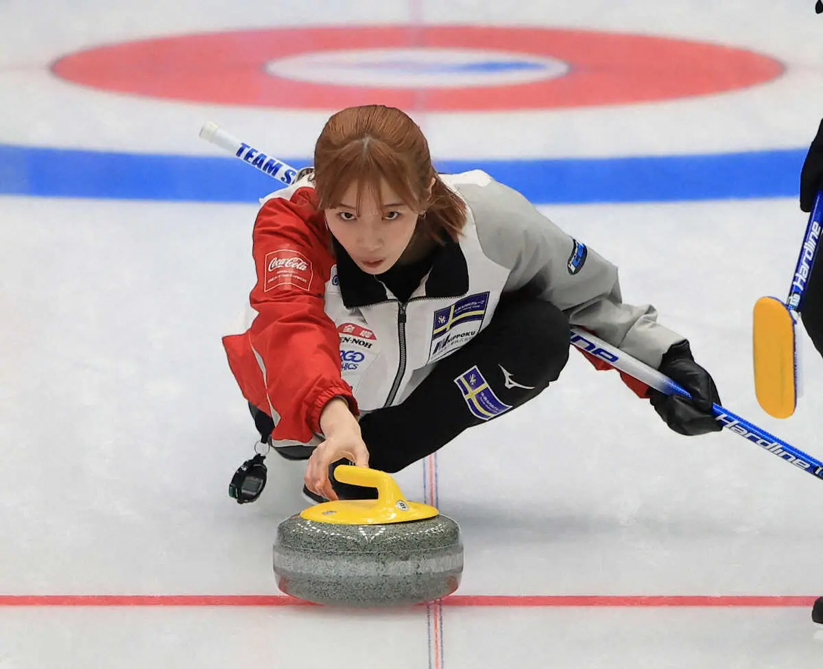 【画像・写真】＜チーム大阪・札幌国際大＞第6E、ストーンを投げる札幌国際大・敦賀（撮影・西川祐介）