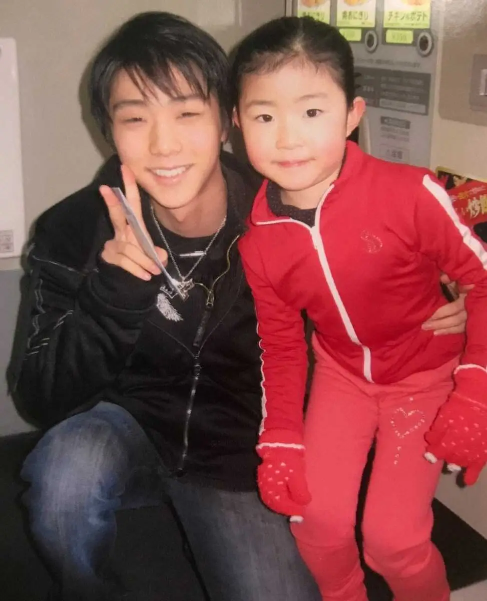 【画像・写真】羽生結弦（左）とツーショットを撮る幼少期の千葉百音（本人提供）
